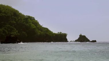 Uçurumlar ve taşlarla Karayipler manzarası. Trinidad ve Tobago. Yüksek kaliteli FullHD görüntüler