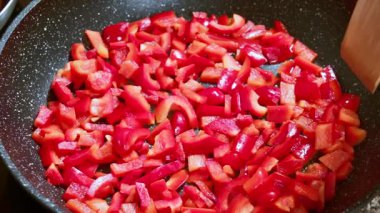 Kırmızı dolma biber sıcak zeytinyağında kızartılır. Yüksek kaliteli FullHD görüntüler