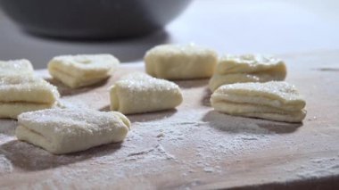 Tatlı yemekler, yemek pişirmek. Pişirmek için süzme peynirli kurabiye hazırlıyorum. Şekerde yuvarlanmış çiğ kurabiye. Yavaş çekim videosu 100fps. Yüksek kaliteli FullHD görüntüler