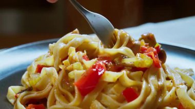 Tabakta makarna tagliatelle. Çatalla yuvarlanan makarna. Yavaş çekim 100 fp. Yüksek kaliteli FullHD görüntüler