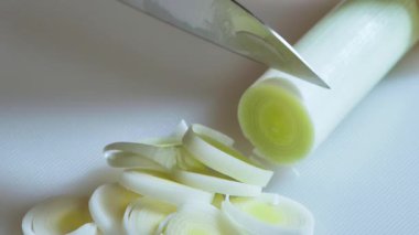 Yemek hazırlama. Pırasa kesmeye yakın çekim. Yavaş çekim 100 fp. Yüksek kaliteli FullHD görüntüler