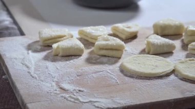 Ev yapımı kurabiyeler, fırında pişirmeden önce şekerin içinde yuvarlanan kurabiyeler. Yüksek kaliteli FullHD görüntüler