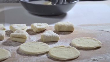 Ev yapımı kurabiyeler yapan bir aşçı, fırında pişirmeden önce çiğ kurabiyeleri şekere sarar. Yüksek kaliteli FullHD görüntüler