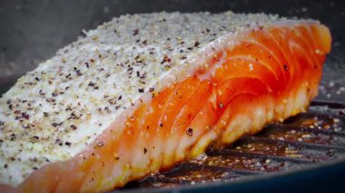 Dökme demir tavada pişen sulu somon bifteğinin yakın çekimi. Sağlıklı beslenme konsepti. Yüksek kalite 4k görüntü