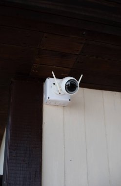 CCTV, tatil köyü otelinde güvenlik ekipmanı ve asistan. Modern bir güvenlik görevlisi olarak ev sahibi ve misafirler için standart bir politika..