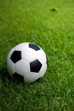 Klasik siyah-beyaz futbol sahaya yerleştirilmiş golü ve net 'i öğleden sonra bir arka plan olarak gören takımların antrenman yapmasını bekliyor..
