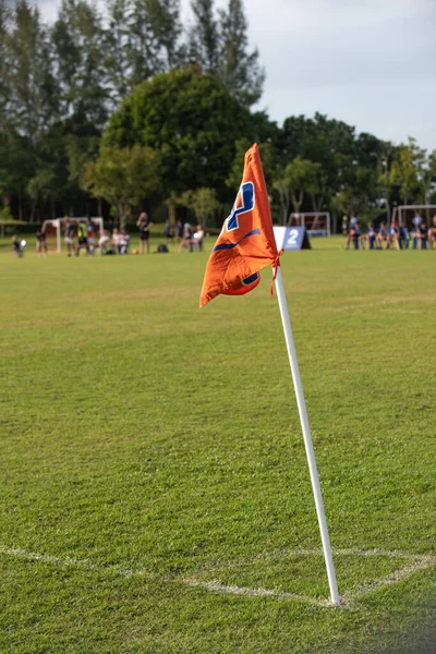 Oranžová Rohová Vlajka Fotbalového Hřiště Vidět Skupinu Hráčů Trenérů Štáby — Stock fotografie