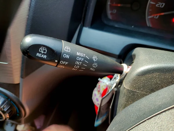 車のインテリア フロントガラスのワイパーを調整するためのスイッチ — ストック写真