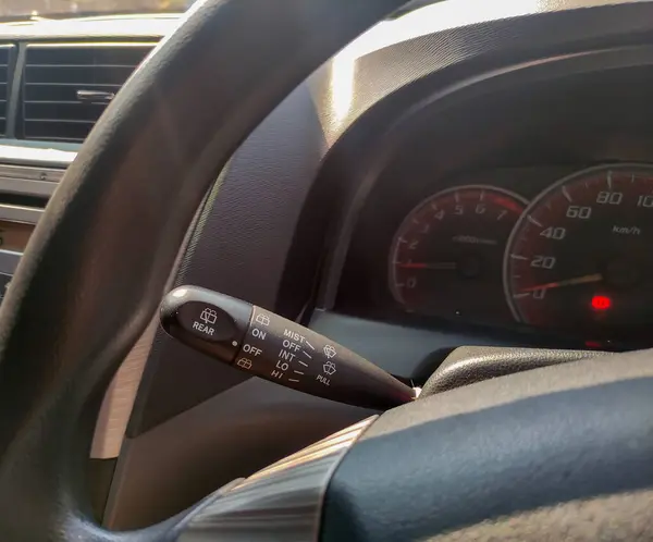 車のインテリア フロントガラスのワイパーを調整するためのスイッチ — ストック写真