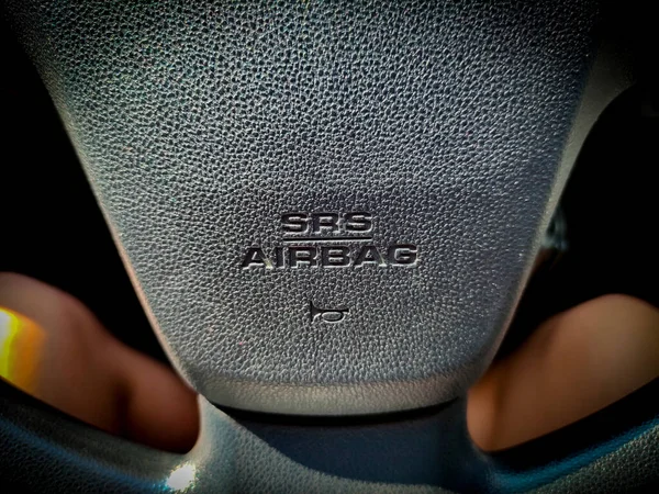 新型现代汽车安全侧幕安全气囊标志 方向盘上的安全气囊标志 — 图库照片