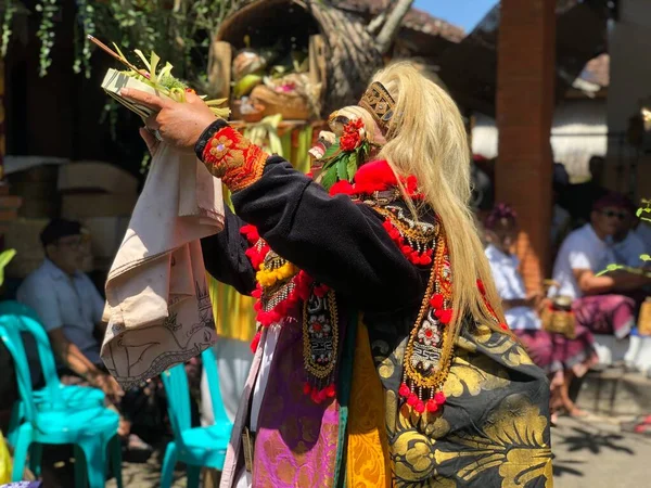 Bali 'nin kutsal dansı Topeng Tua' yı tapınakta dans için çağır.