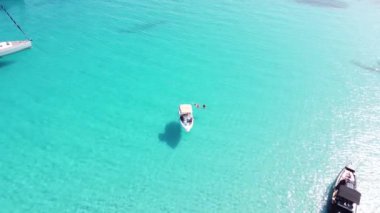 Güzel yaz adası güneşli gün