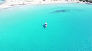 Güzel yaz adası güneşli gün