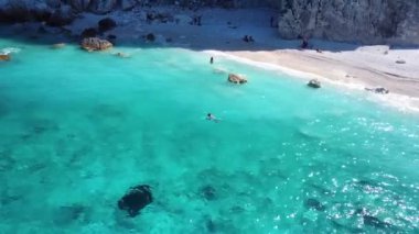 Güzel yaz adası güneşli gün