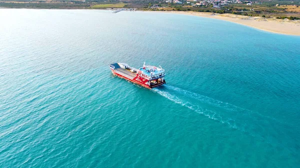 Kumsalda güneşli güzel bir yaz