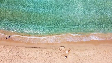 Muhteşem sahil turkuvaz suları, hava aracı manzarası.