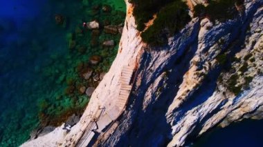 Lefkada Porto Katziki plajı gökyüzü insansız hava aracı görüntüsünün üstünde.