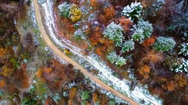 Gökyüzü dağ manzaralı güzel hava aracı manzarası