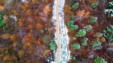 Gökyüzü dağ manzaralı güzel hava aracı manzarası
