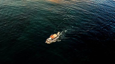 Uçsuz bucaksız ve huzurlu sularda sürüklenen Tekne