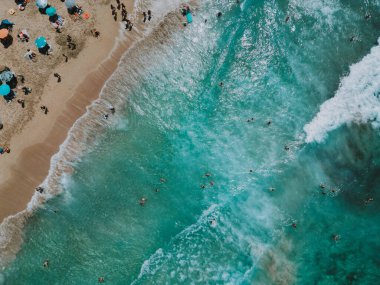 Mavi gökyüzünden yükselen turkuaz deniz suyunun güzel hava aracı görüntüsü