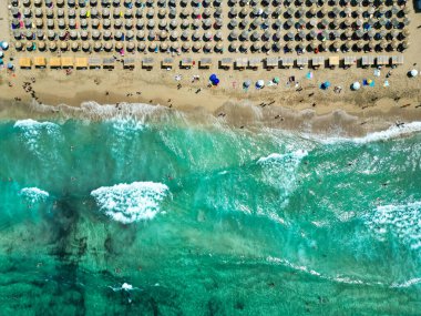 Mavi gökyüzünden yükselen turkuaz deniz suyunun güzel hava aracı görüntüsü