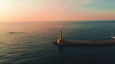 Kılavuz Işık: Engin Denizin Ortasında Tek başına duran Deniz feneri