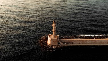 Kılavuz Işık: Engin Denizin Ortasında Tek başına duran Deniz feneri