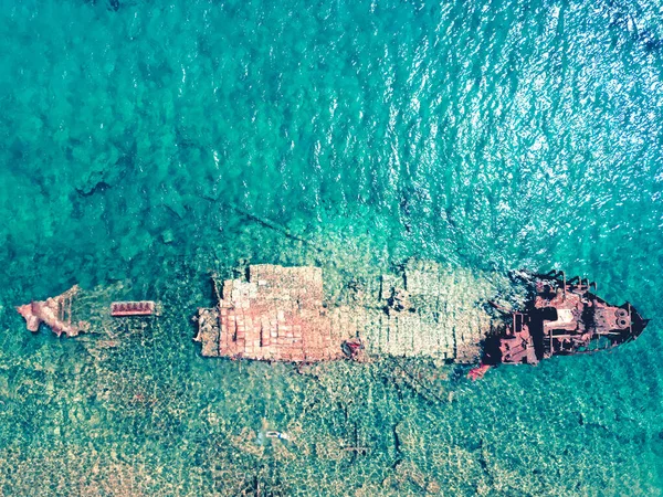 Mavi gökyüzünden yükselen turkuaz deniz suyunun güzel hava aracı görüntüsü