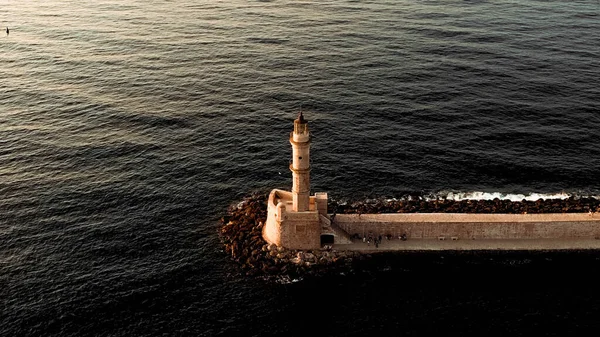 Kılavuz Işık: Engin Denizin Ortasında Tek başına duran Deniz feneri