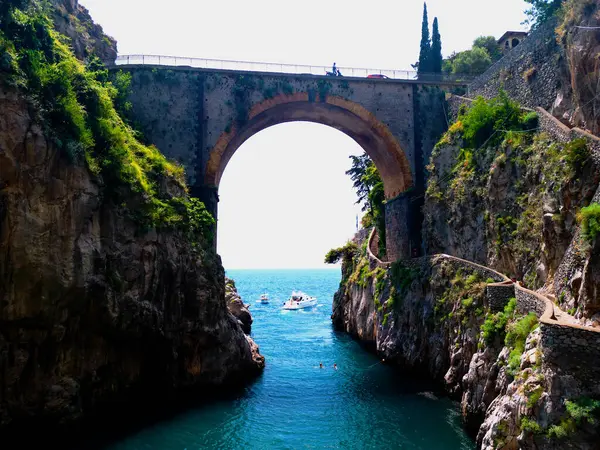 Furore bu fotoğrafta Furore 'un gizli güzelliğini ortaya çıkarıyor. Fiyort benzeri dramatik kıyı şeridi ve kayalıklara yapışan canlı evler bu İtalyan köyünün nefes kesici benzersizliğine bir bakış sunuyor.