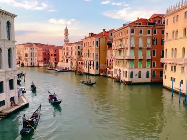 迷人的威尼斯迷人的水道和永恒的建筑镜头 梦幻般的场景让贡多拉在一座充满浪漫气息的城市拱桥下滑行 — 图库视频影像