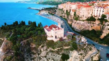 İtalya, Tropea 'nın büyüleyici turkuvaz sularını, engebeli uçurumlarını ve büyüleyici bir kasabayı, bir Akdeniz cennetini gösteren görüntülerinde ele geçirilen büyüleyici sahil güzelliği.