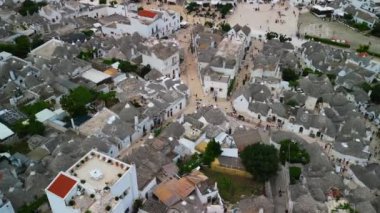 Alberobello 'nun bu görüntüleriyle bir peri masalı dünyasına adım at. Trulli evleri, konik çatılarıyla, manzarayı güzelleştiriyor, bir sihir hissi uyandırıyor ve Güney İtalya 'nın ebedi cazibesini uyandırıyor..