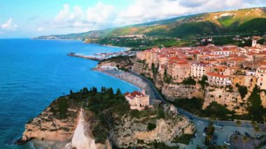 İtalya, Tropea 'nın büyüleyici turkuvaz sularını, engebeli uçurumlarını ve büyüleyici bir kasabayı, bir Akdeniz cennetini gösteren görüntülerinde ele geçirilen büyüleyici sahil güzelliği.