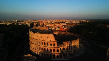 Kolezyum 'un günbatımı silueti, görkemli antik bir amfitiyatro, Roma' nın zengin mirasını gizemli bir aura ile yayıyor. 