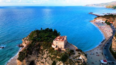 Tropea, İtalya 'nın büyüleyici turkuaz sularını, engebeli uçurumlarını ve büyüleyici bir kasaba olan Akdeniz cennetini gösteren bir fotoğrafta yakalanan büyüleyici sahil güzelliği.