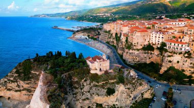Tropea, İtalya 'nın büyüleyici turkuaz sularını, engebeli uçurumlarını ve büyüleyici bir kasaba olan Akdeniz cennetini gösteren bir fotoğrafta yakalanan büyüleyici sahil güzelliği.