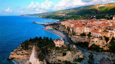 Tropea, İtalya 'nın büyüleyici turkuaz sularını, engebeli uçurumlarını ve büyüleyici bir kasaba olan Akdeniz cennetini gösteren bir fotoğrafta yakalanan büyüleyici sahil güzelliği.