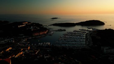 Tek bir karede büyüleyici bir dinginlik, plajda gün batımını yakalayan bir fotoğraf. Gökyüzü sıcacık renklerle parıldıyor. Huzurlu kıyı şeridiyle buluşuyor. Saf bir doğal güzellik ve yansıma anı yaratıyor.