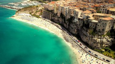 Tropea, İtalya 'nın büyüleyici turkuaz sularını, engebeli uçurumlarını ve büyüleyici bir kasaba olan Akdeniz cennetini gösteren bir fotoğrafta yakalanan büyüleyici sahil güzelliği.