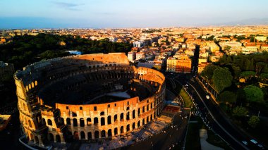 Kolezyum 'un günbatımı silueti, görkemli antik bir amfitiyatro, Roma' nın zengin mirasını gizemli bir aura ile yayıyor.