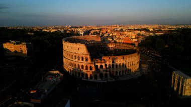 Kolezyum 'un günbatımı silueti, görkemli antik bir amfitiyatro, Roma' nın zengin mirasını gizemli bir aura ile yayıyor.