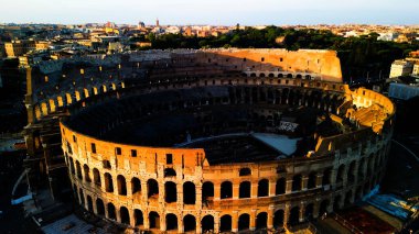 Kolezyum 'un günbatımı silueti, görkemli antik bir amfitiyatro, Roma' nın zengin mirasını gizemli bir aura ile yayıyor.