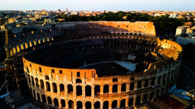 Kolezyum 'un günbatımı silueti, görkemli antik bir amfitiyatro, Roma' nın zengin mirasını gizemli bir aura ile yayıyor.