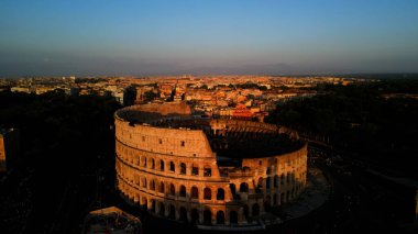 Kolezyum 'un günbatımı silueti, görkemli antik bir amfitiyatro, Roma' nın zengin mirasını gizemli bir aura ile yayıyor.
