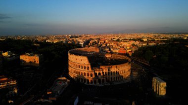 Kolezyum 'un günbatımı silueti, görkemli antik bir amfitiyatro, Roma' nın zengin mirasını gizemli bir aura ile yayıyor.