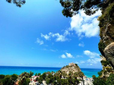 Tropea, İtalya 'nın büyüleyici turkuaz sularını, engebeli uçurumlarını ve büyüleyici bir kasaba olan Akdeniz cennetini gösteren bir fotoğrafta yakalanan büyüleyici sahil güzelliği.