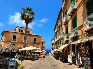 Ravello 'nun bu görüntüsüyle duyularınızı yükseltin. Amalfi Sahili 'nin yükseklerine tünemiş, ebedi güzelliğin gerçek bir İtalyan mücevheri olan nefes kesici manzaralarla buluştuğu pitoresk bir kasaba ortaya çıkarıyor.