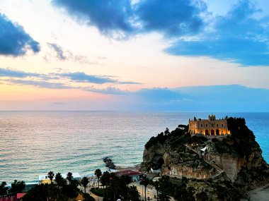Tropea, İtalya 'nın büyüleyici turkuaz sularını, engebeli uçurumlarını ve büyüleyici bir kasaba olan Akdeniz cennetini gösteren bir fotoğrafta yakalanan büyüleyici sahil güzelliği.